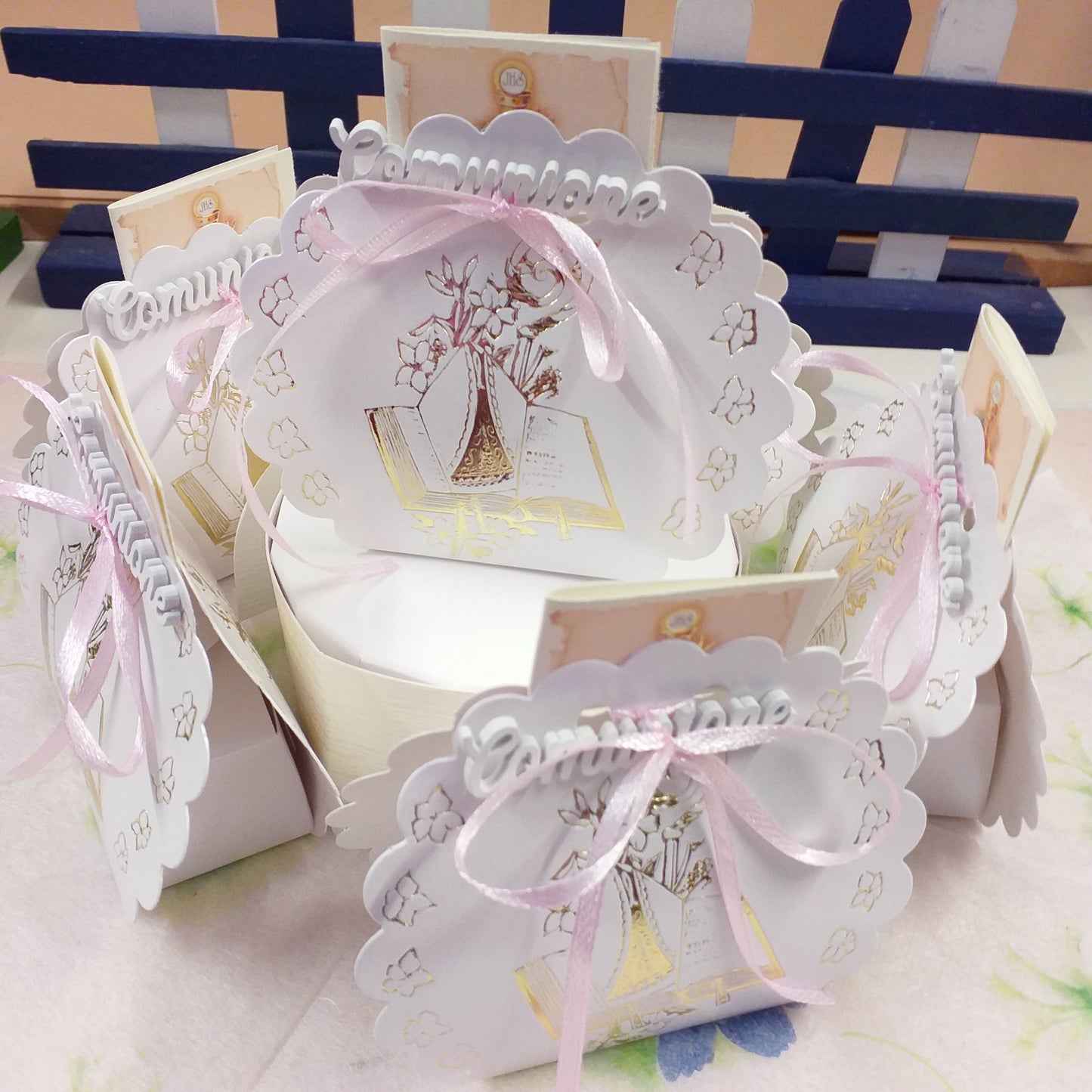 scritta Comunione Scatoline portaconfetti bianche shabby chic forma borsetta con simboli Vangelo Mitria pastorale vescovo uso bomboniere confettata fai da te