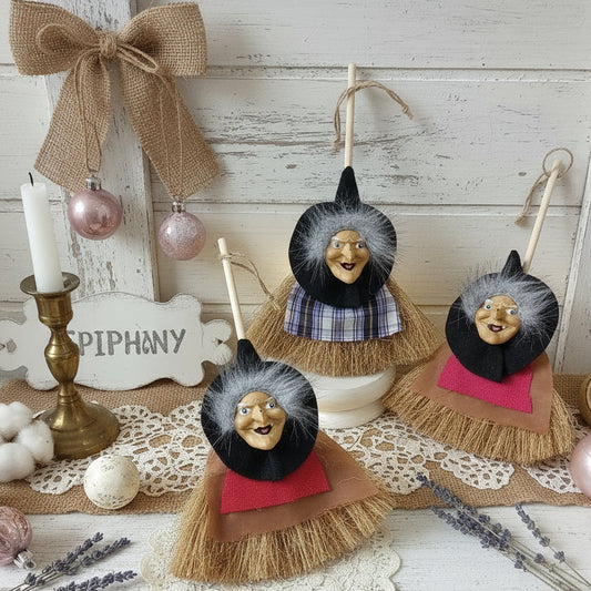 epiphany addobbi decorazioni festività epifania scopetta ramazza per bambole e pupazzi di pezza stoffa e mini scopa di saggina con faccia di befana decorata idea regalo souvenir natale