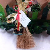 mini bottiglietta champagne decorativa idea regalo 20 cm scopette scacciaguai portafortuna decorazioni natalizie befana epifania nastro pino composizioni floreali
