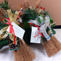 ferro di cavallo mini bottiglietta decorativa idea regalo 20 cm scopette scacciaguai portafortuna decorazioni natalizie befana epifania nastro pino composizioni floreali