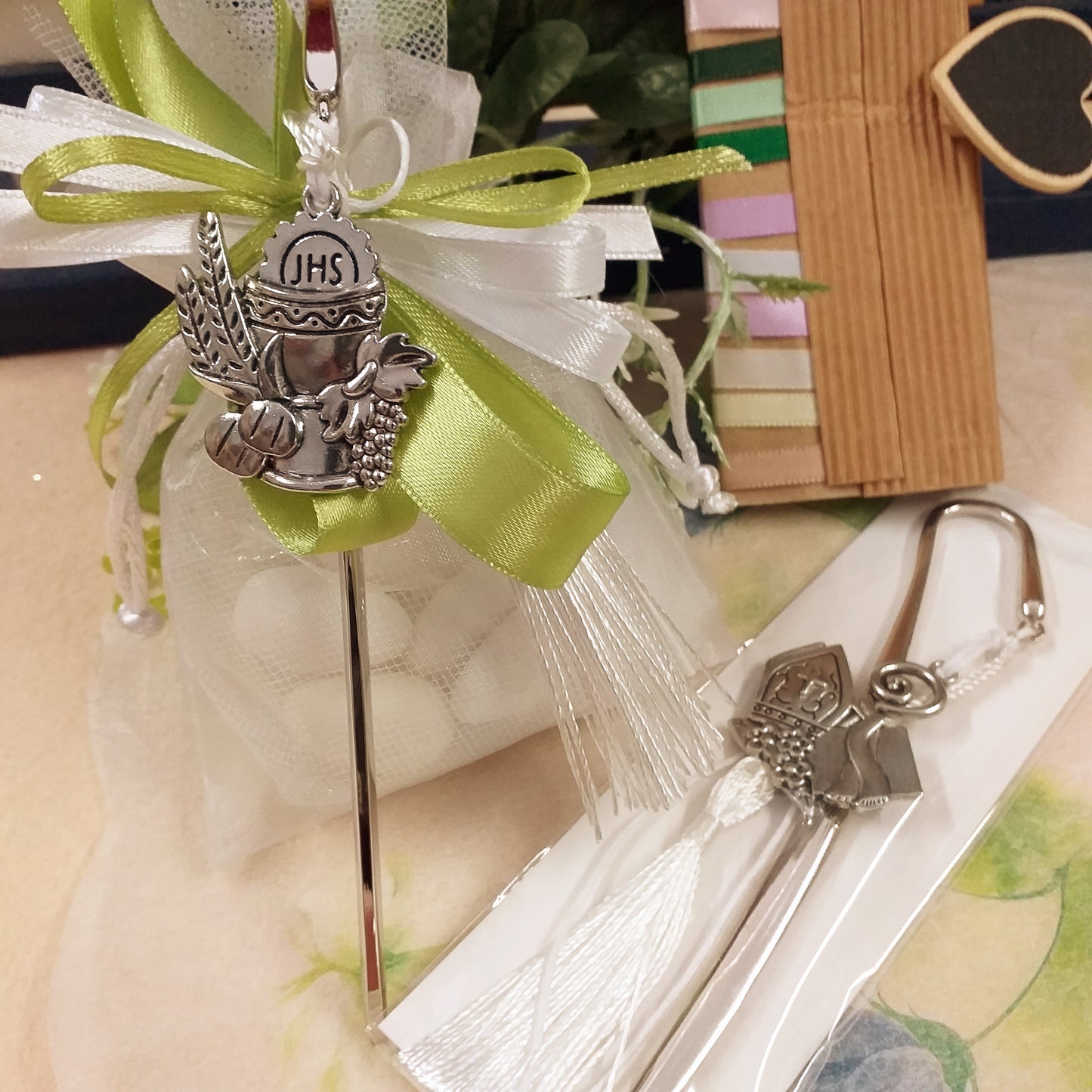 segnalibro metallo zama ciondolo ricordino bomboniera segnaposto Comunione Calice Mitria Cresima nappina bianca confezionato confetti sacchetto bigliettino colori nastrini e coccarda bianca verde