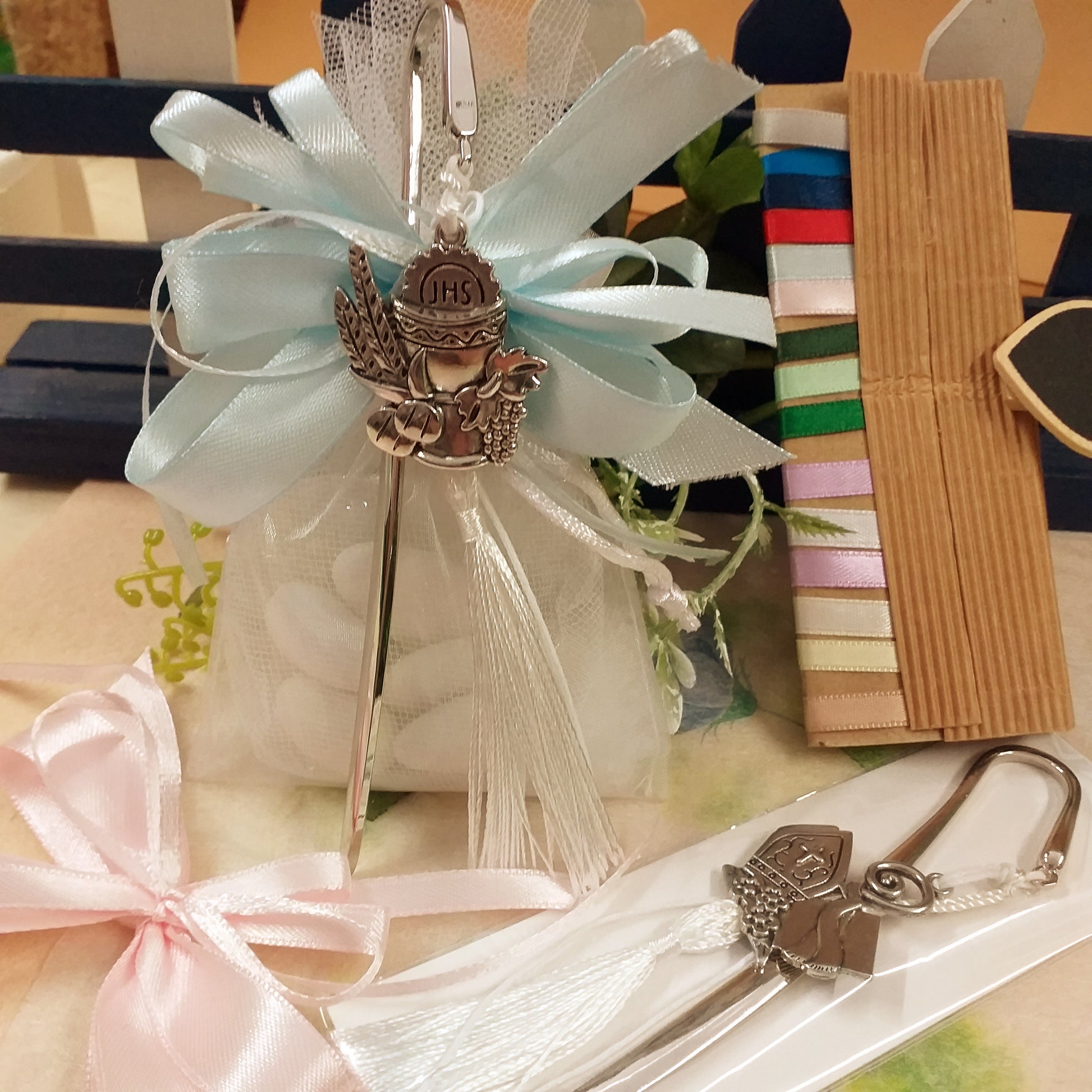segnalibro metallo zama ciondolo ricordino bomboniera segnaposto Comunione Calice Mitria Cresima nappina bianca confezionato confetti sacchetto bigliettino colori nastrini e coccarda bambino bambina rosa celeste