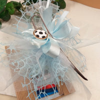 azzurro celeste bambino maschietto packaging confezionare segnalibro pallone calcio bomboniere segnaposto tema sport confezionate Italian confetti sacchetto rete pizzo bigliettino Prima Comunione Cresima 18 anni laurea matrimonio