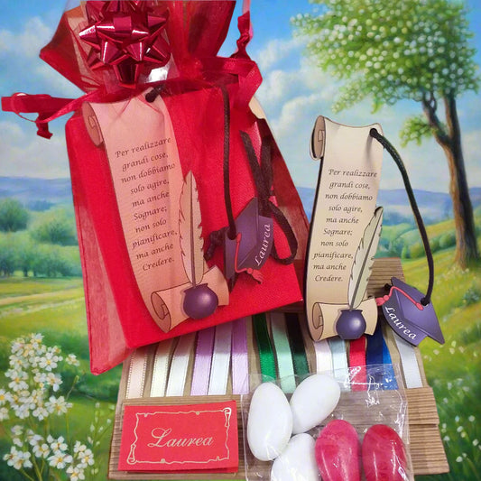 artigianato italiano kit fai da te segnalibro legno pergamena inchiostro calamaio ciondolo tocco laurea cappello nero cordino da confezionare bomboniera libro cartoncino rosso portaconfetti nastrino bigliettino coccarda rossa metallizzata busta organza