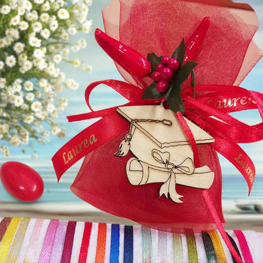 tocco cappello di laurea nappina pergamena pirografia su legnetto ciondolo simboli mazzolino peperoncino bacche segnaposto laurea portafortuna applicazione uso bomboniera mono confetto rosso gadget ricordino