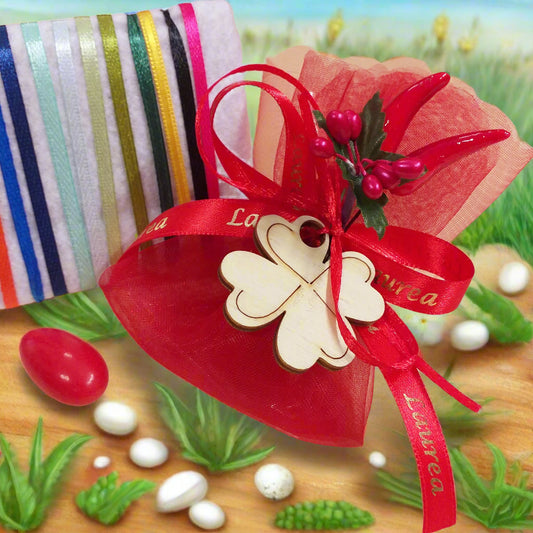 portafortuna quadrifoglio legnetto ciondolo simboli mazzolino peperoncino bacche segnaposto laurea applicazione uso bomboniera mono confetto rosso gadget ricordino