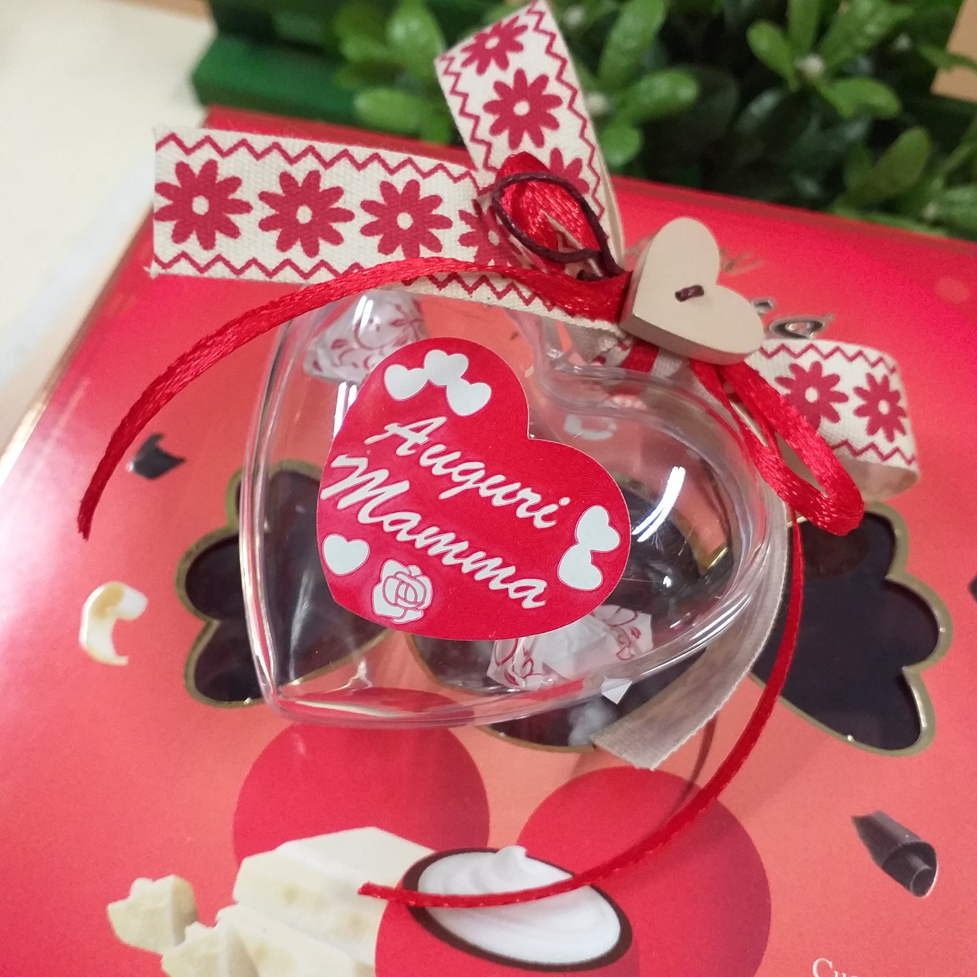 cosa contiene cuoricino scatolina plastica trasparente apribile divisibile personalizzata festa della mamma sticker adesivo auguri bomboniera confezionata bonbon Maxtris cioccomandorla confezione caramella cioccolatino nastrino margherite bottoncino cuore legno