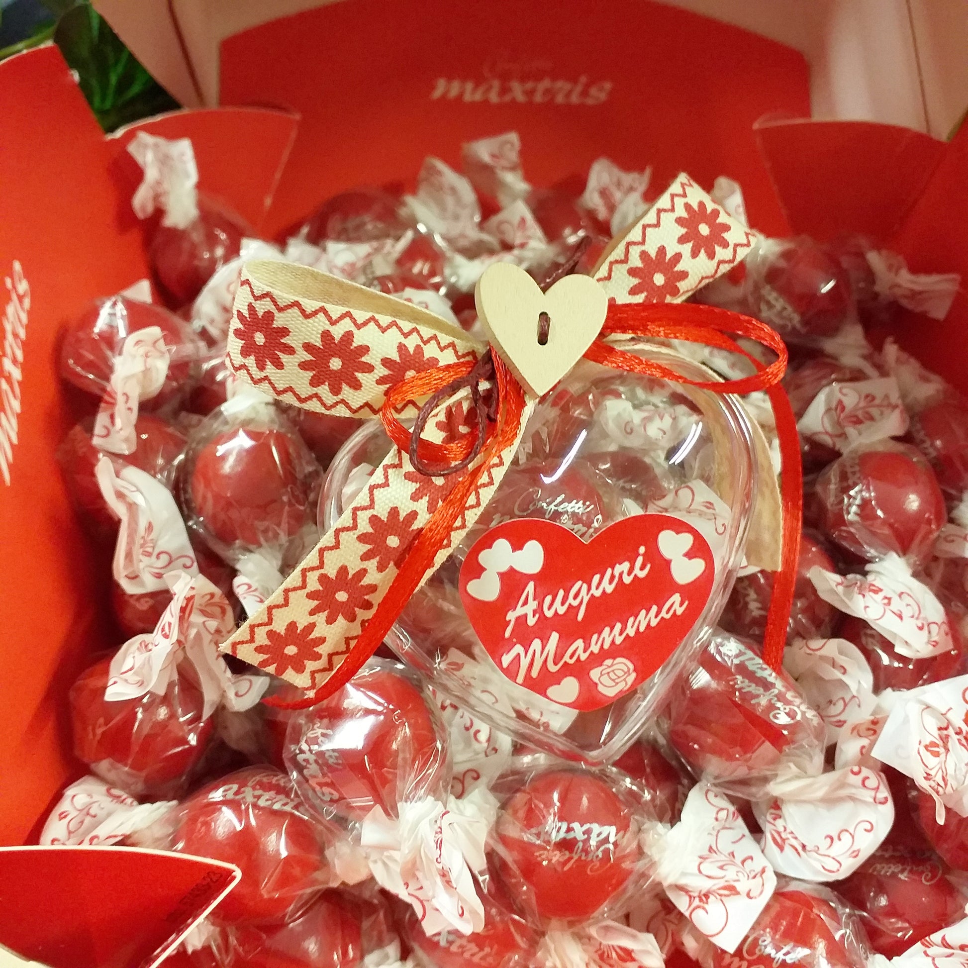idea regalo chiudipacco segnaposto ristorante confettata di cioccolatini e cuoricino scatolina plastica trasparente apribile divisibile personalizzata festa della mamma sticker adesivo auguri bomboniera confezionata bonbon Maxtris cioccomandorla confezione caramella  nastrino margherite bottoncino cuore legno