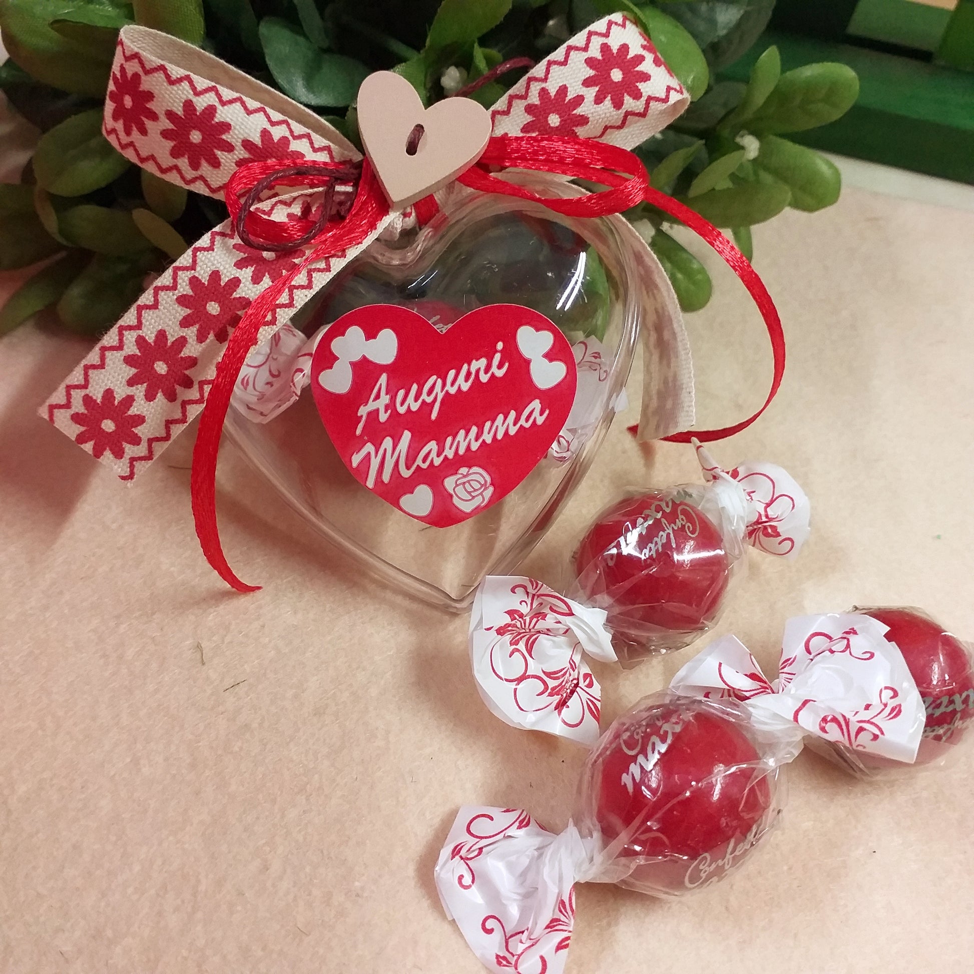 regalino o chiudipacco cuoricino scatolina plastica trasparente apribile divisibile personalizzata festa della mamma sticker adesivo auguri bomboniera confezionata bonbon Maxtris cioccomandorla confezione caramella cioccolatino nastrino margherite bottoncino cuore legno