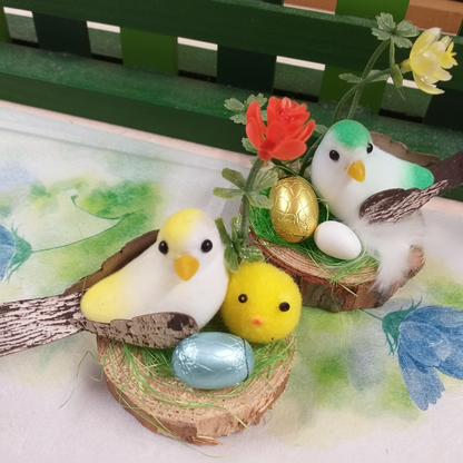 confezioni segnaposto pasquale uccellino pulcino gialli ovetto cioccolato stagnolato fiori e tronco legno corteccia riempitivo paglietta verde sisal uso packaging chiudipacco regalo