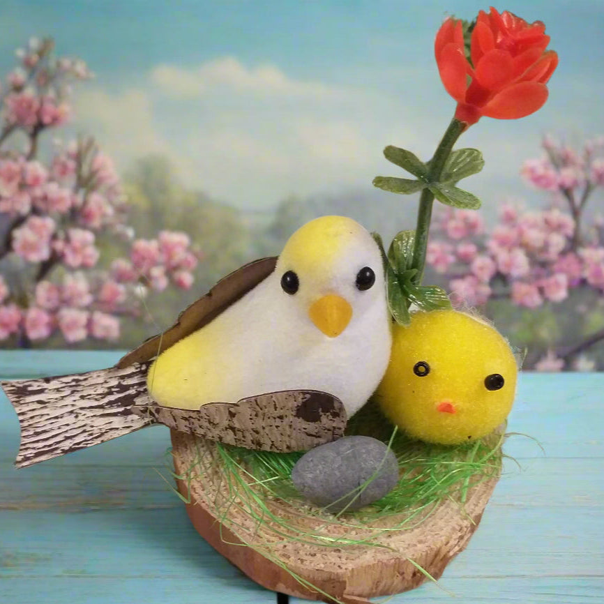 confezioni segnaposto pasquale uccellino pulcino gialli ovetto fiori e tronco legno corteccia riempitivo paglietta verde sisal uso packaging chiudipacco regalo