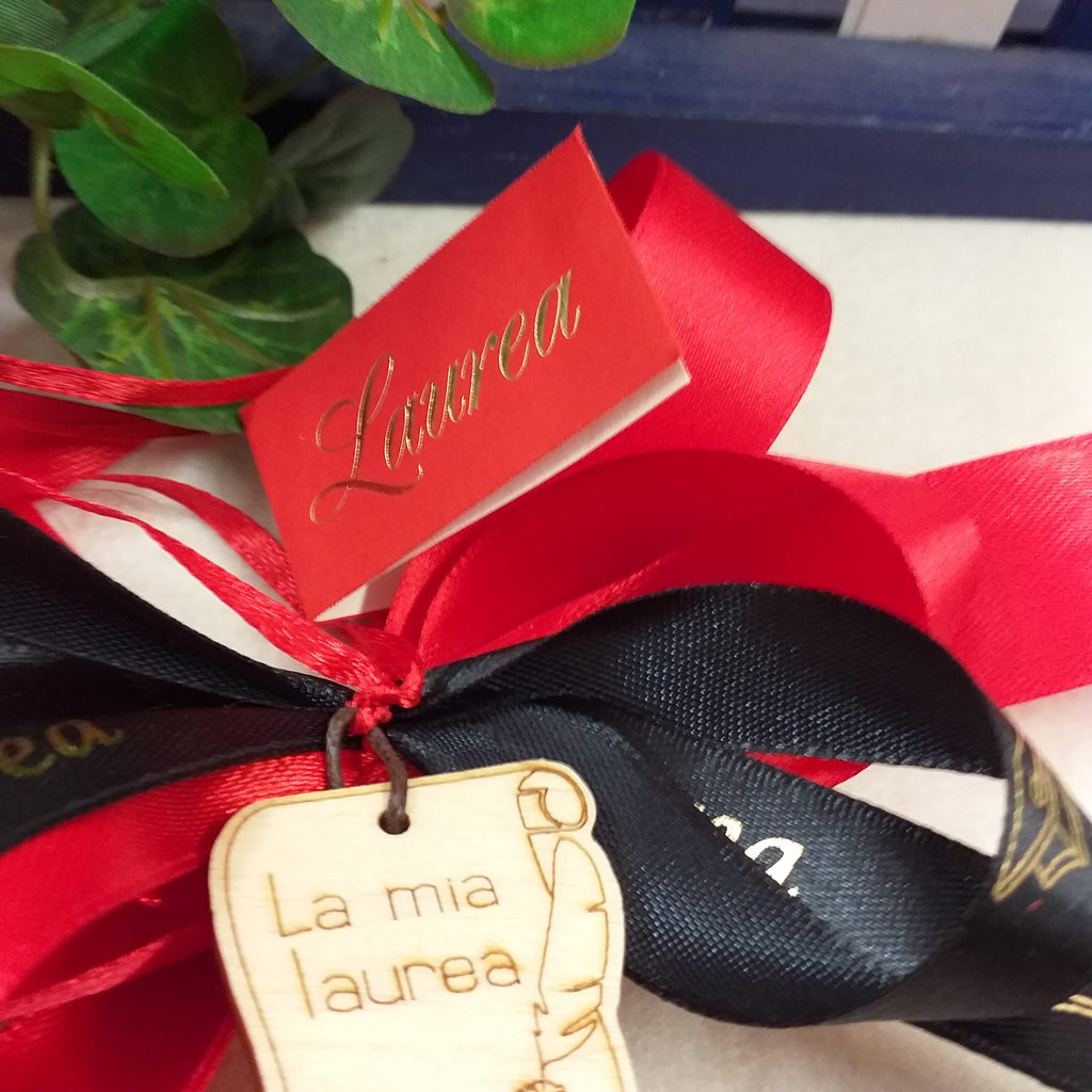 Coccarda Per Laurea - "Lei Finalmente Laureata", 15x8 Cm, Per Feste E Celebrazioni - Foto 6