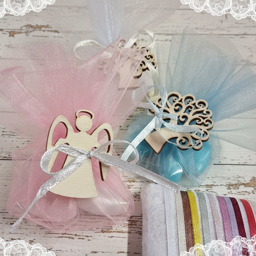 quale colore abbinare a sacchetto di tulle bomboniere battesimo nascita babayshower entro 1 euro con ciondoli angioletto angelo stilizzato albero della vita in legno shabby chic bigliettino