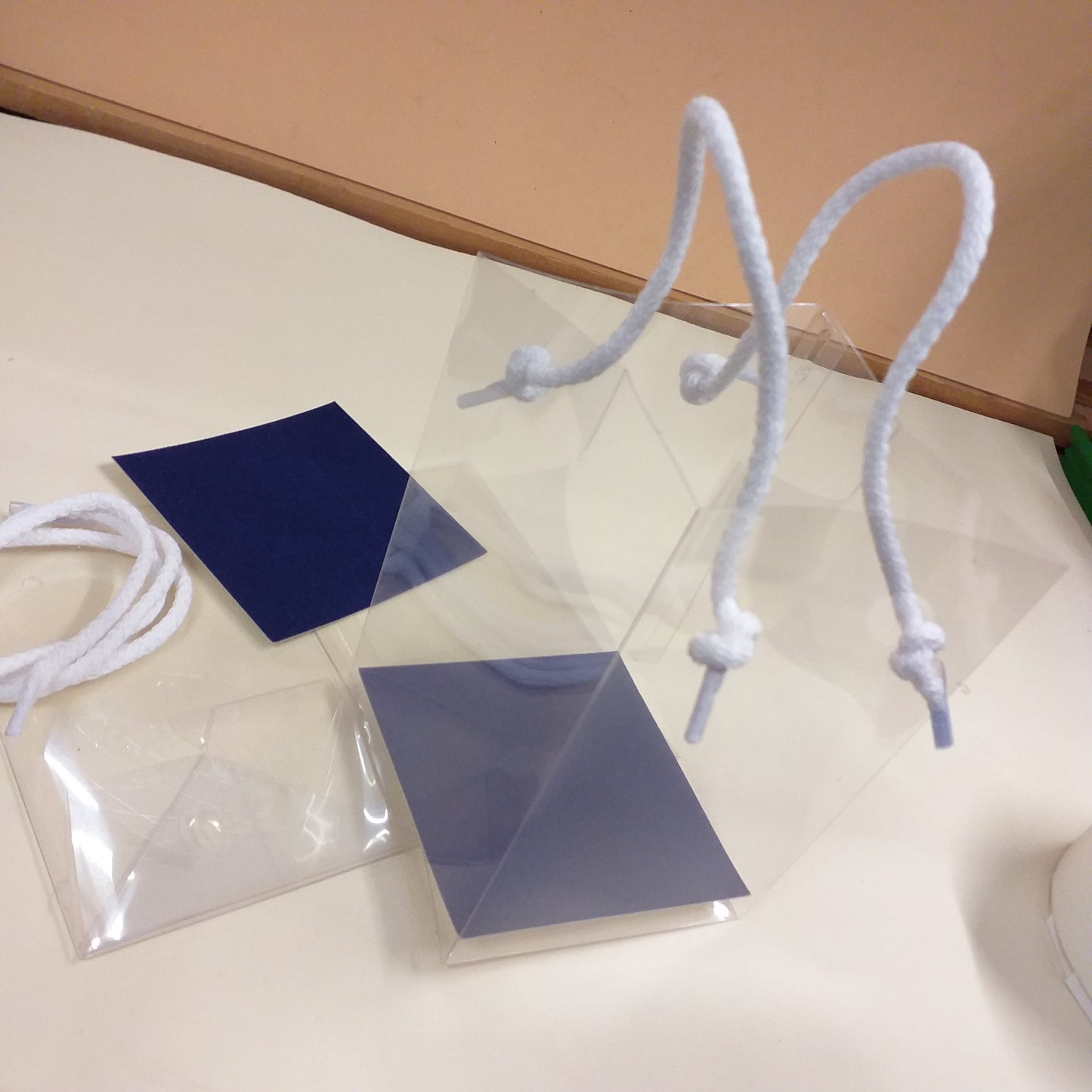 dall'alto shopper box trasparente con cordini di plastica scatola regalo aperta porta bomboniere per confezionamento gadgets souvenir regalini ricordini packaging fai da te confezioni