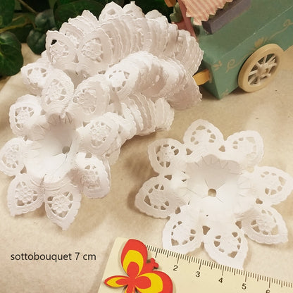 sottobouquet piccoli sottomazzi centrini di carta bianca con pizzo fai da te fiori artificiali biedermeier composizioni fioristi natale pasquali e bomboniere