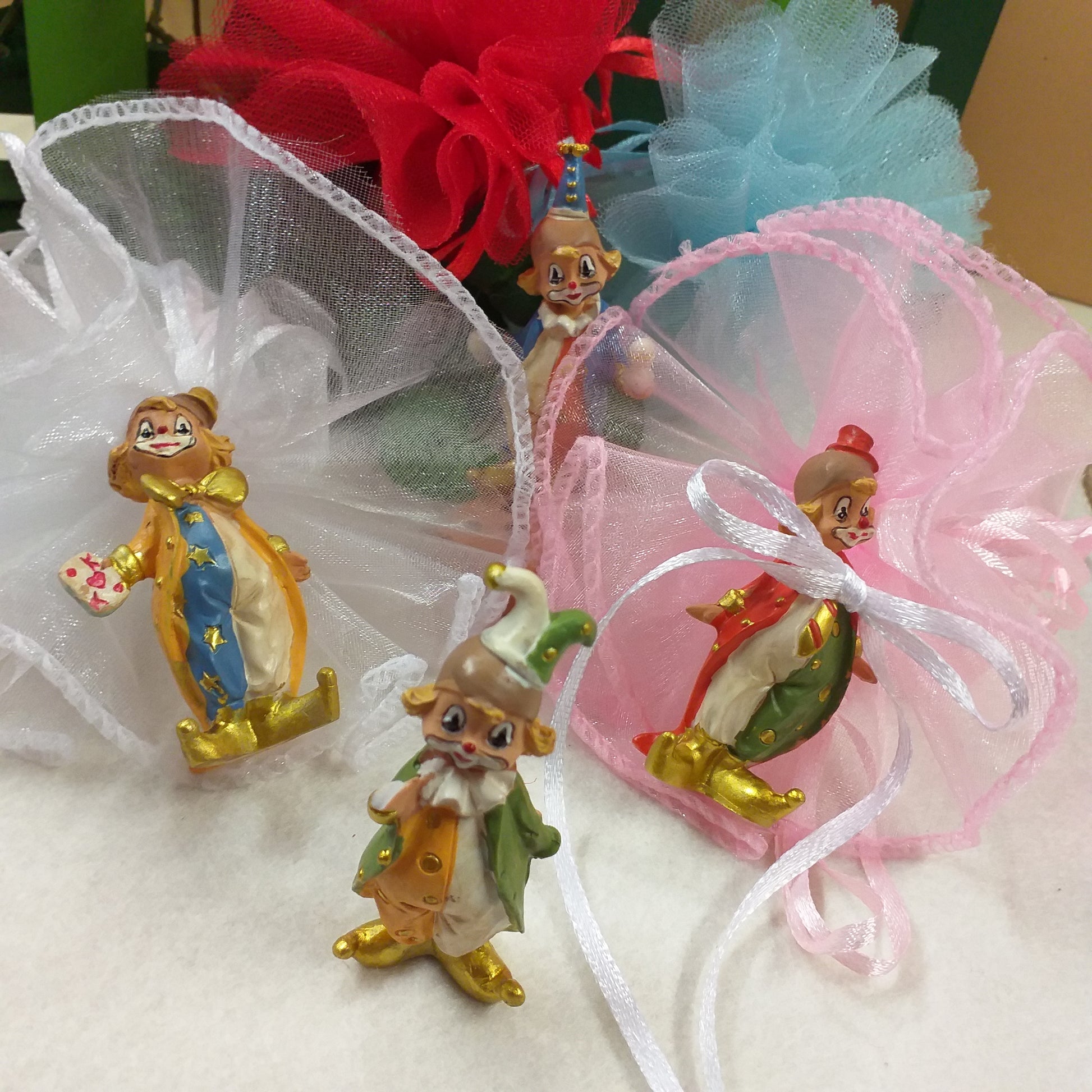 clown pagliacci colori misti assortiti oggettino ricordino pensierino natalizio confezionato confetti sacchettino statuina bomboniera con pompon coccarda portaconfetti ad uso festa babyshower nascita battesimo compleanno 18 anni laurea