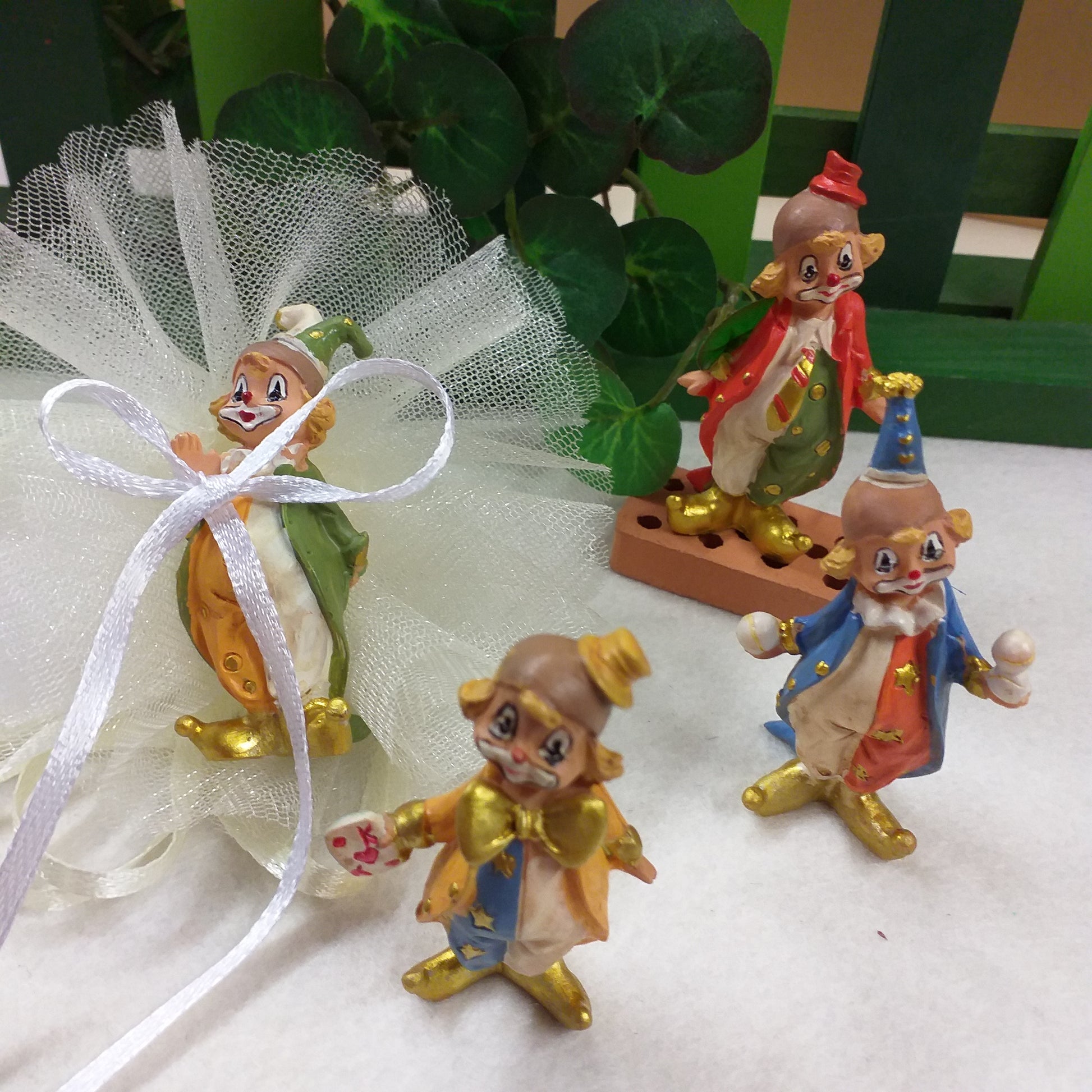 panna clown pagliacci colori misti assortiti oggettino ricordino pensierino natalizio confezionato confetti sacchettino statuina bomboniera con pompon coccarda portaconfetti ad uso festa babyshower nascita battesimo compleanno 18 anni laurea