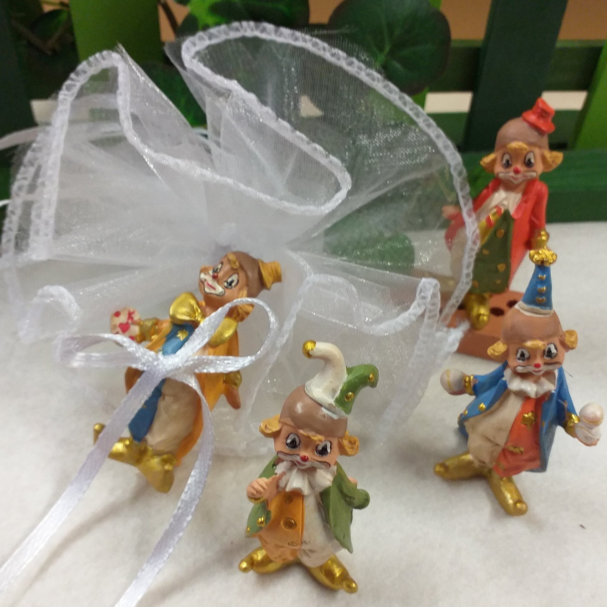 clown pagliacci colori misti assortiti oggettino ricordino pensierino natalizio confezionato confetti sacchettino bianco statuina bomboniera con pompon coccarda portaconfetti ad uso festa babyshower nascita battesimo compleanno 18 anni laurea