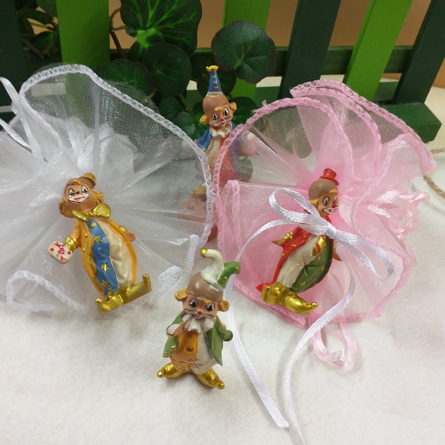 clown pagliacci colori misti assortiti oggettino ricordino pensierino natalizio confezionato confetti sacchettino bianco rosa statuina bomboniera con pompon coccarda portaconfetti ad uso festa babyshower nascita battesimo compleanno 18 anni laurea