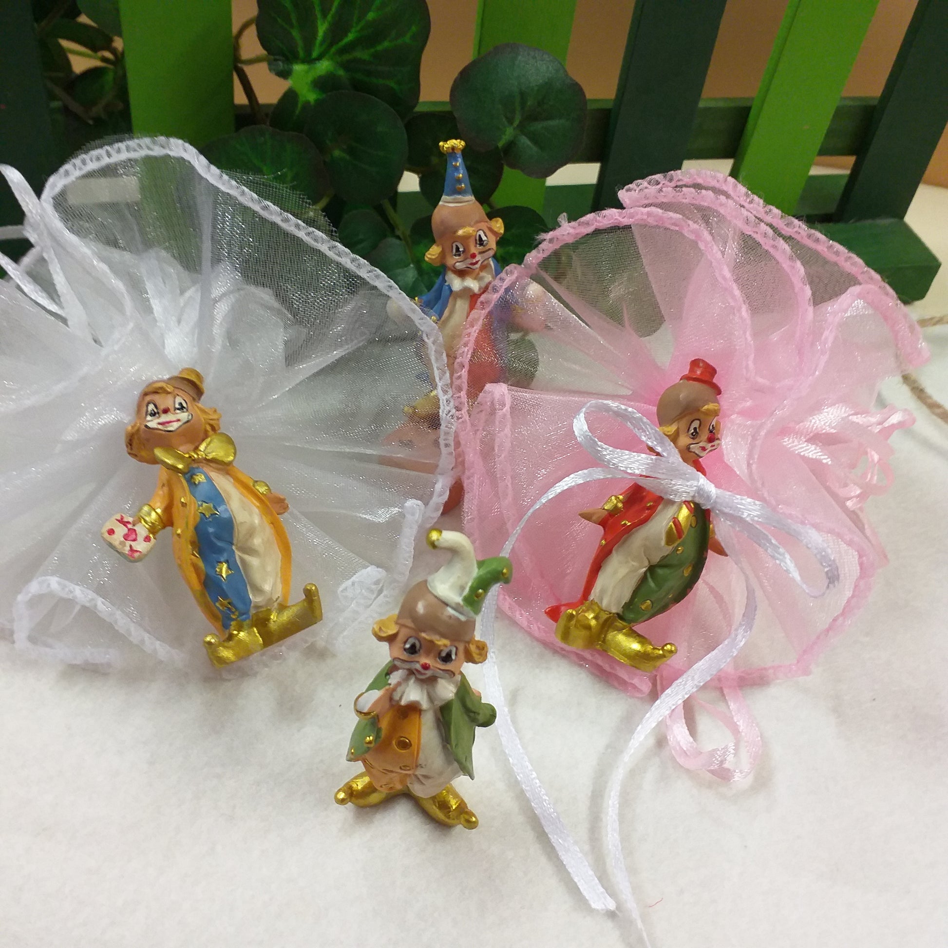 clown pagliacci colori misti assortiti oggettino ricordino pensierino natalizio confezionato confetti sacchettino bianco rosa statuina bomboniera con pompon coccarda portaconfetti ad uso festa babyshower nascita battesimo compleanno 18 anni laurea
