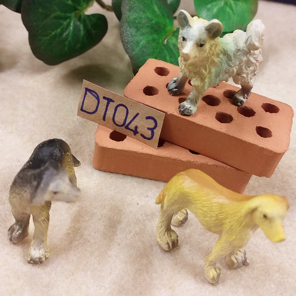 Lotto offerta set 3 cani plastica resina statuette 2-3 cm per figure contadini pastori Presepe vetrina animali statuette miniature mini giardino