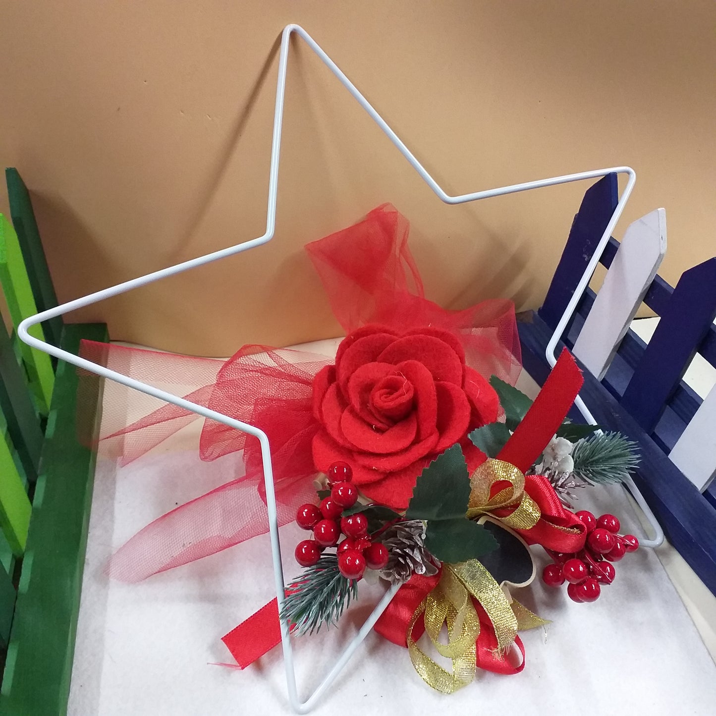 stella metallo ferro struttura base ghirlanda Natale idea fai da te creare composizione floreale fuoriporta o centrotavola con fiori feltro pannolenci pick bacche rosse pino pigne finti artificiali nastro