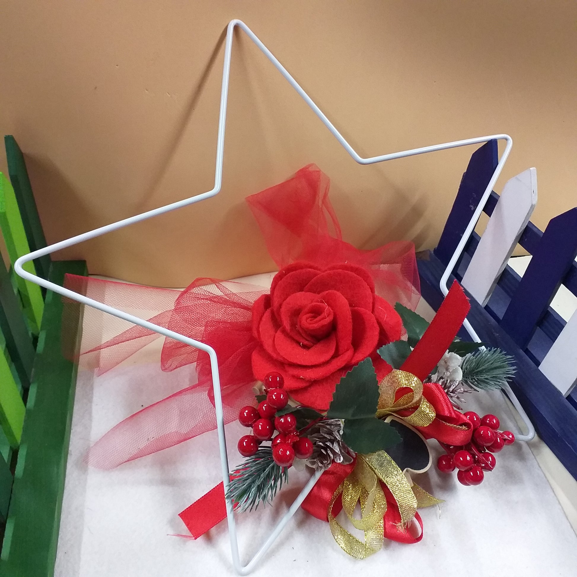 stella metallo ferro struttura base ghirlanda Natale idea fai da te creare composizione floreale fuoriporta o centrotavola con fiori feltro pannolenci pick bacche rosse pino pigne finti artificiali nastro