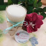 idea regalo packaging candela rosa velluto e sticker adesivo tag rotondo etichetta di auguri per la festa della mamma con rosa rossa lavanda ramo