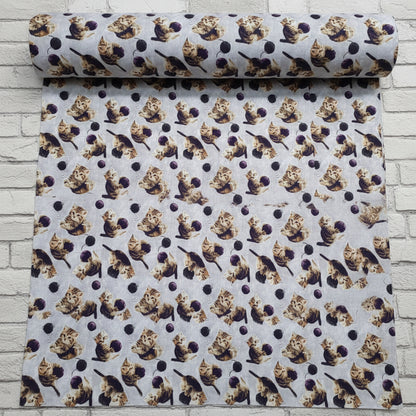 ritratti di gatti con gomitolo shabby fondo grigio stoffa tessuto stampa digitale su cotone per abbigliamento arredamento accessori borse cuscini pochette