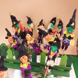 foto di gruppo streghette befane Halloween stelo fioristi con ramazza scopina portafortuna bambola di pezza pannolenci feltro per decorazioni casa negozio Befana Epifania