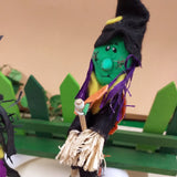 primo piano streghetta befanina Halloween nero-verde con ramazza scopina portafortuna bambola di pezza pannolenci feltro per decorazioni casa negozio Befana Epifania