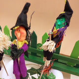 coppia nero-verde e viola streghetta befanella Halloween stecco legno fioristi con ramazza scopina portafortuna rafia bambola di pezza pannolenci feltro per decorazioni casa negozio Befana Epifania