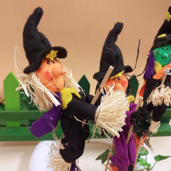 Streghetta befanina con scopetta scacciaguai portafortuna