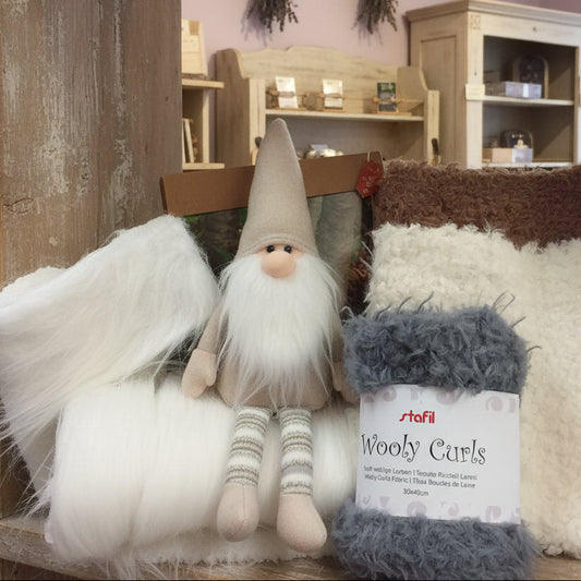 shop vendita negozio online tessuto nastro peluche liscio lungo corto fai da te barba gnomi natalizi elfi del bosco nordici bambole Natale pellicciotto ecologico sintetico stoffa riccioli lanosi grigio bianco marrone