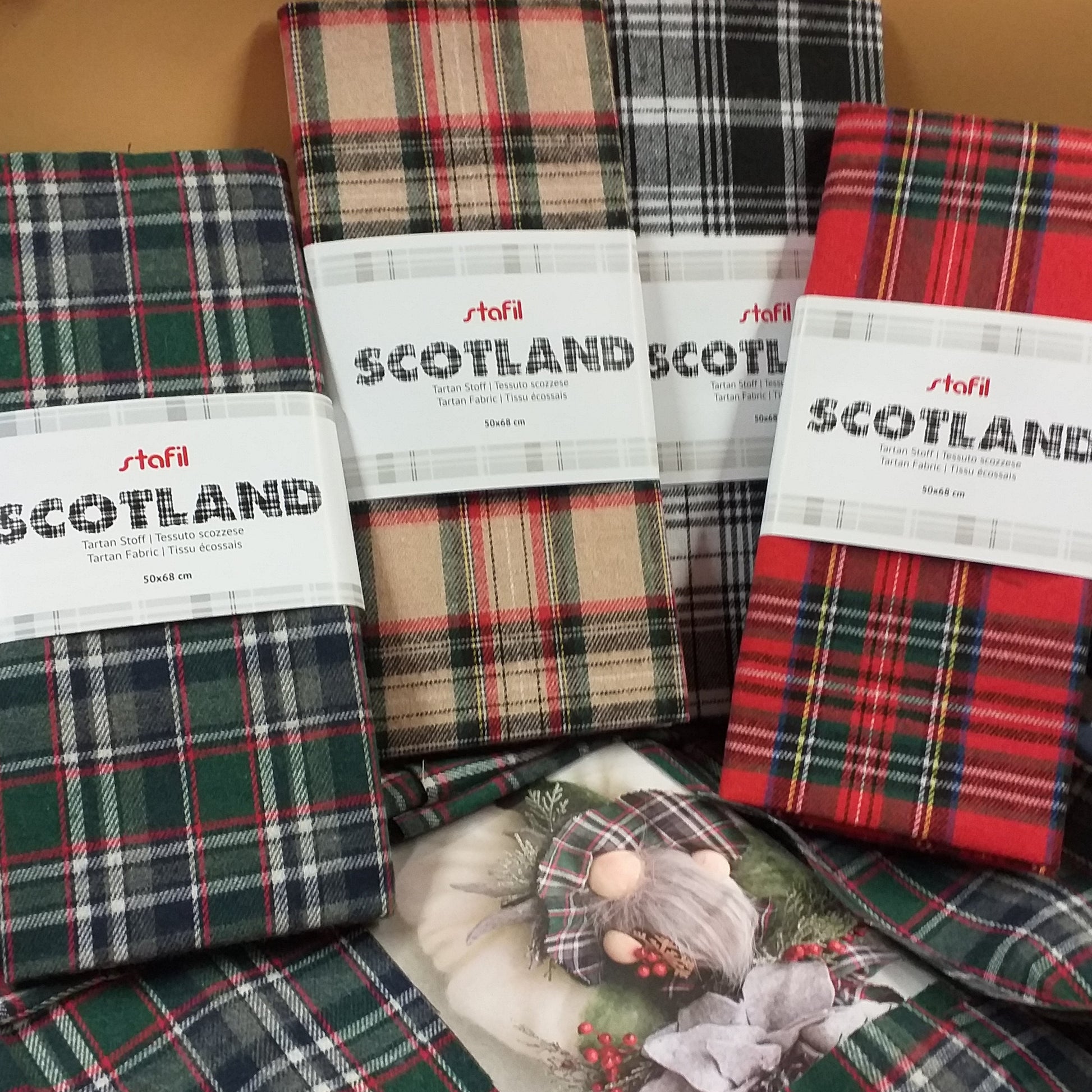 vetrina Scotland stafil verde rosso blu nero beige panno tessuto scozzese lana sintetica stoffa tartan a quadretti uso cucito cuscino Natale addobbi decorazioni fai da te hobbistica creativa gnomi streghetta befanella