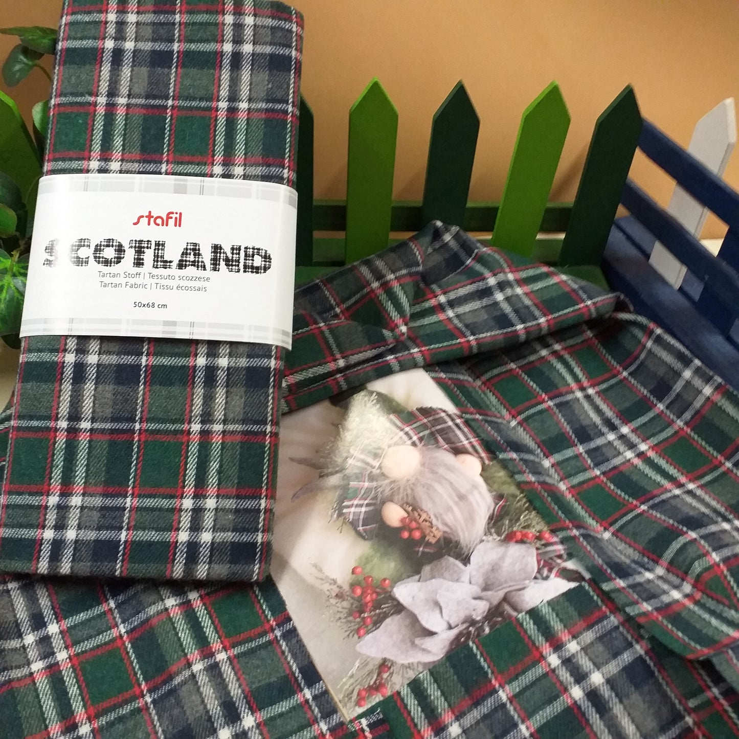 vetrina Scotland stafil verde rosso blu panno tessuto scozzese lana sintetica stoffa tartan a quadretti uso cucito cuscino Natale addobbi decorazioni fai da te hobbistica creativa gnomi streghetta befanella