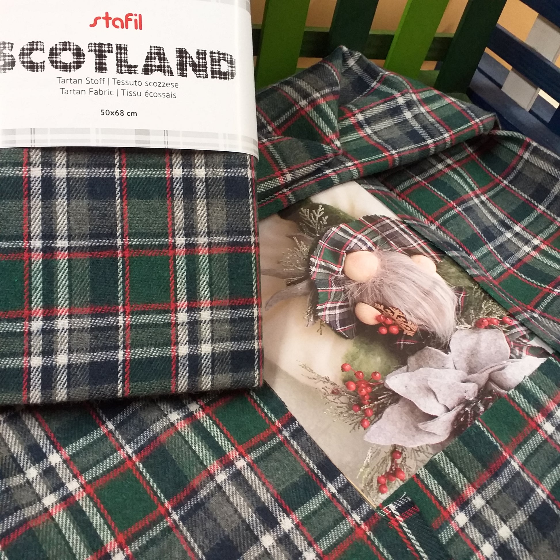 vetrina Scotland stafil 50 x 68 cm verde rosso blu panno tessuto scozzese lana sintetica stoffa tartan a quadretti uso cucito cuscino Natale addobbi decorazioni fai da te hobbistica creativa gnomi streghetta befanella