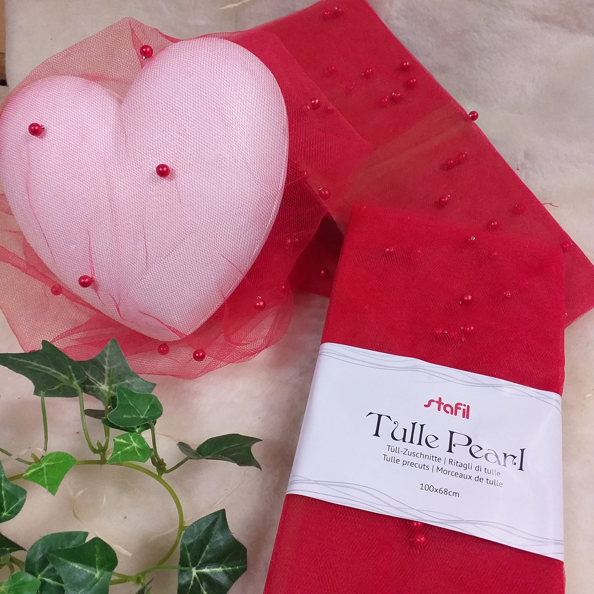 vetrina tulle pearl stafil ritagli 100 x 68 cm rosso ciondoli perle applicazioni idea rivestire cuore polistirolo pallina albero natale allestimento vetrinistica natalizia casa negozio packaging san valentino festa della mamma