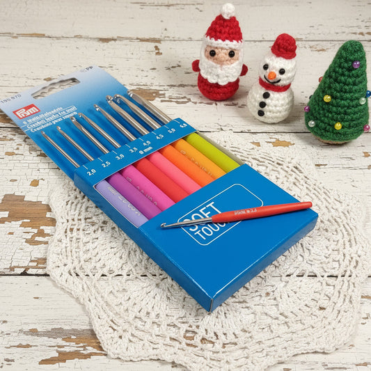 Prym soft touch manico gomma morbida colorata set kit uncinetto ergonomico alluminio per lana e cotone lavori manuali fai da te, idea amigurumi natale babbo pupazzo di neve alberello con perline