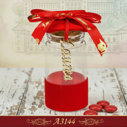 ciondolo scritta laurea tappo rivestito come cappello tocco barattolo vasetto portaconfetti bomboniere da confezionare confetti segnaposto ricordini allestimento sfondo campus universitario