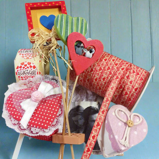 Vetrina San Valentino scatoline cuoricini stelo legno packaging etichette tags applicazioni adesivi sticker per fioristi forma cuore confezione idea regalo souvenir ricordini bomboniera gadget