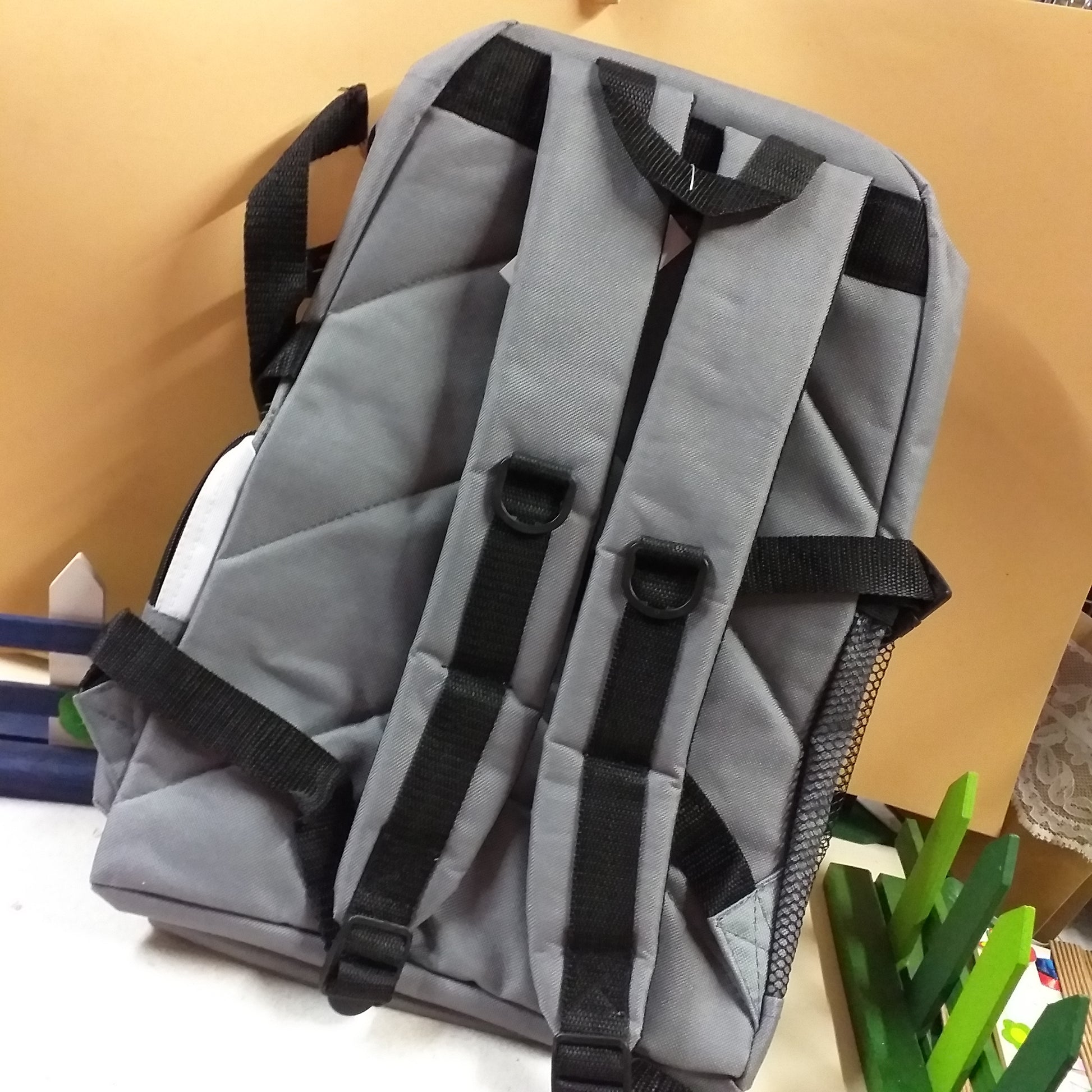 retro grigio rosso bianco profili colore nero zaino economico Sire cerniera spalline regolabile idea regalo uso tempo libero scuola lavoro viaggio