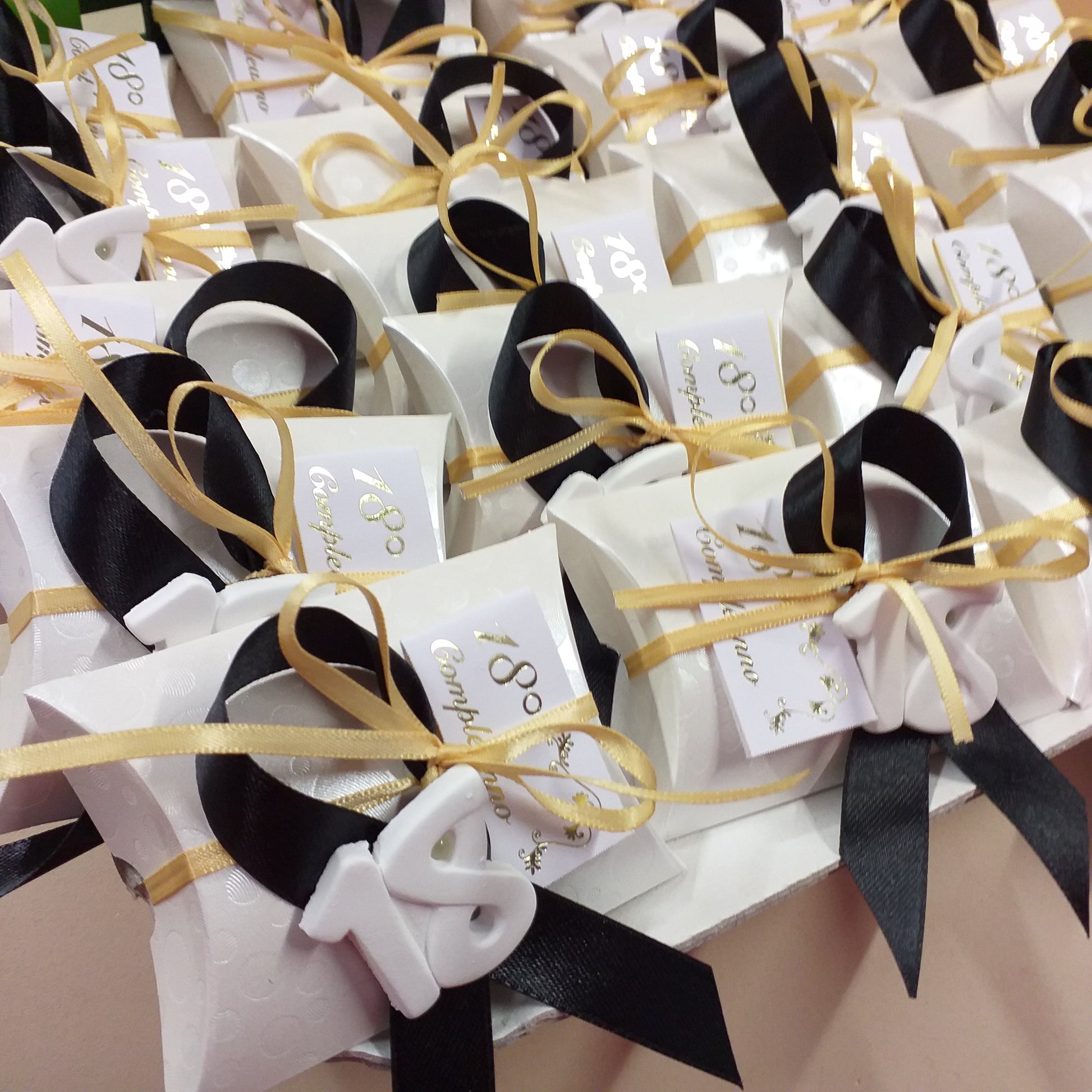 confettata nero oro colori 18 anni diciottesimo compleanno bigliettino bianco oro 3 confetti mandorla bianchi bustina economica originale confezionata gessetto