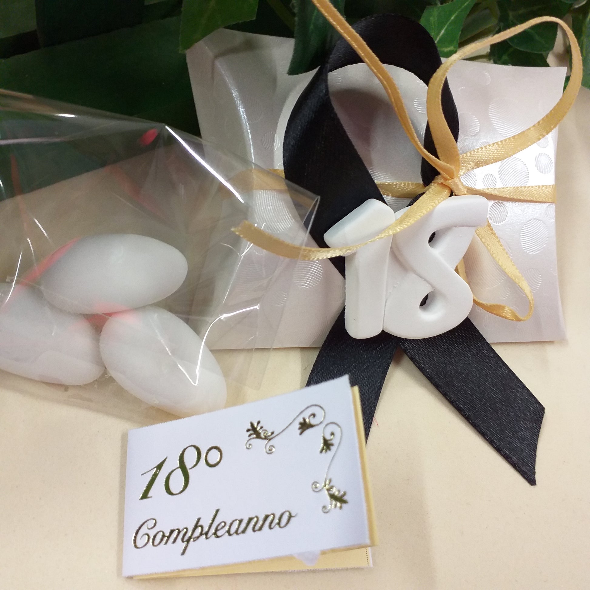 18 anni diciottesimo compleanno bigliettino bianco oro confettata 3 confetti mandorla bianchi bustina economica originale confezionata gessetto
