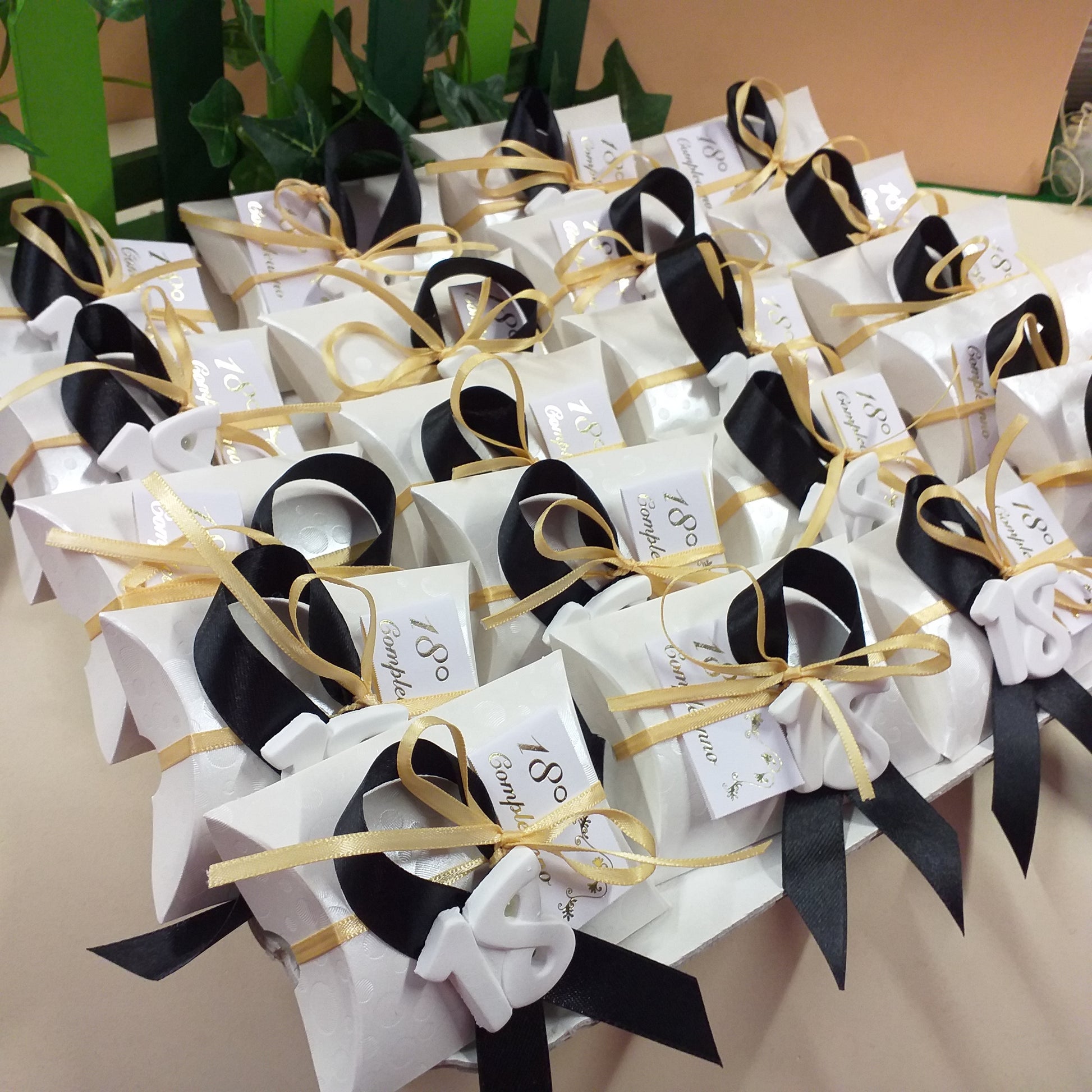 bomboniere 18 anni diciottesimo compleanno bigliettino bianco oro confettata 3 confetti mandorla bianchi bustina economica originale confezionata gessetto
