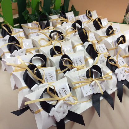 bomboniere 18 anni diciottesimo compleanno bigliettino bianco oro confettata 3 confetti mandorla bianchi bustina economica originale confezionata gessetto