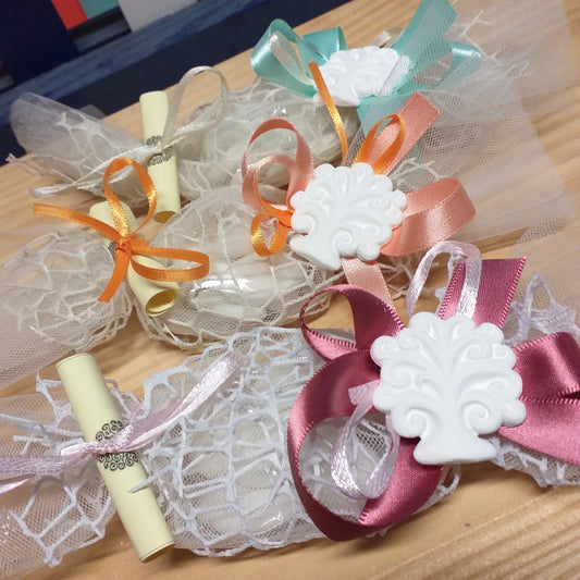 gessetto albero della vita bomboniere matrimonio battesimo comunione confezionate caramella pizzo rete bianca nastro tris colori pergamena confetti