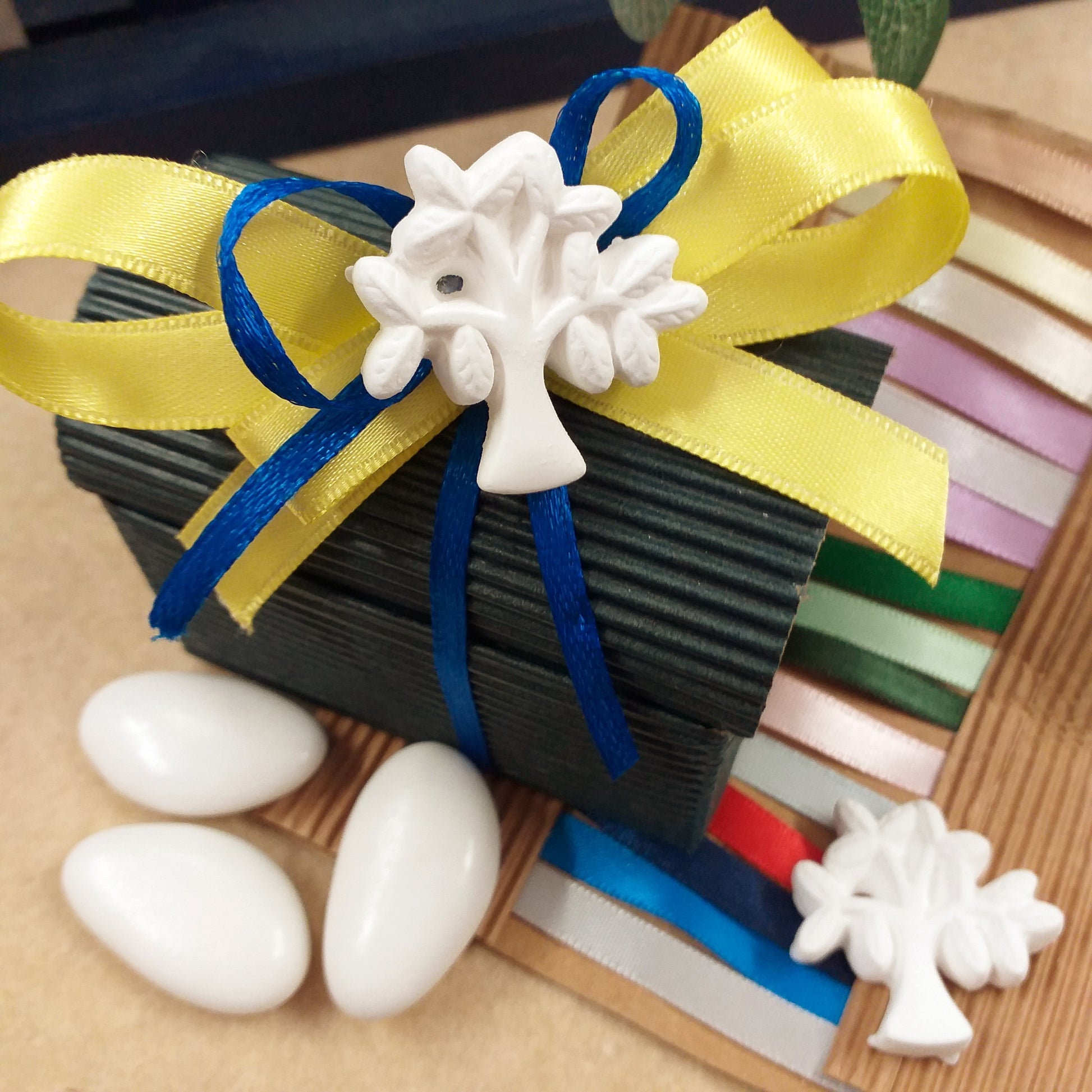 scatolina cofanetto scrigno scelta colori squadre di calcio per gessetto albero della vita segnaposto bomboniere Parma giallo blu confezionate confetti vetrina città italiana cultura