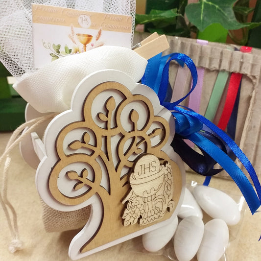scelta colori confezionamento albero vita legno immagini sacre icone bomboniere Comunione Cresima 5 confetti bigliettino nastro blu calice spighe uva simboli
