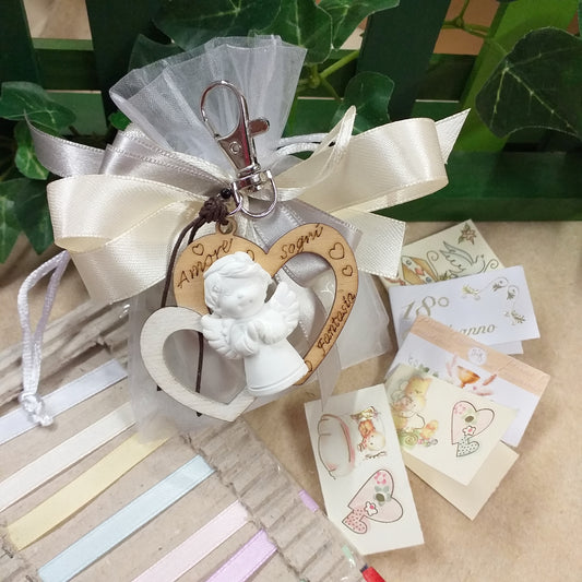 sacchetto grigio panna shabby angelo bomboniere nascita Battesimo con portachiavi angioletti frase scritta gessetto su doppio cuore legno uso confezionamento confetti Prima Comunione Cresima matrimonio 18 anni anniversario laurea